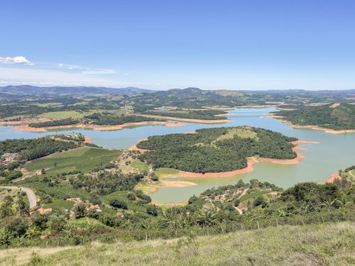 Vista de drone do reservatório da Usina Hidrelétrica formado pelo represamento pelo Rio Pardo e conhecida co