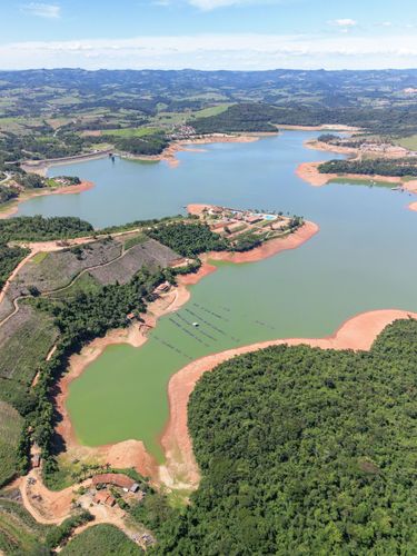 Vista de drone do reservatório da Usina Hidrelétrica formado pelo represamento pelo Rio Pardo e conhecida co