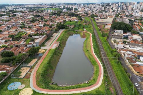 Vista de drone do piscinão da Vila Prado - reservatório de retenção de águas pluviais e parque da estaç�