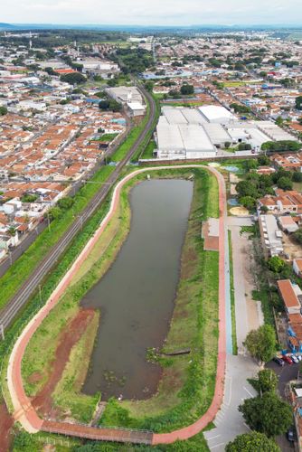 Vista de drone do piscinão da Vila Prado - reservatório de retenção de águas pluviais e parque da estaç�
