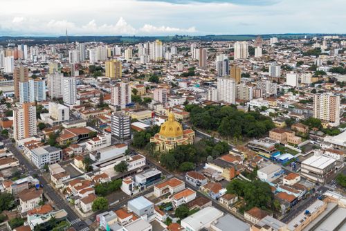 Vista de drone do centro da cidade com Catedral de São Borromeu - também conhecida como Catedral de São Car