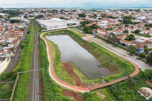 Vista de drone do piscinão da Vila Prado - reservatório de retenção de águas pluviais e parque da estaçÃ