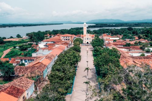 Vista de drone do centro histórico da cidade e Igreja Matriz de São Pedro de Alcântara - ao fundo Rio Tocan