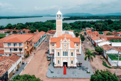 Vista de drone do centro histórico da cidade e Igreja Matriz de São Pedro de Alcântara - ao fundo Rio Tocan