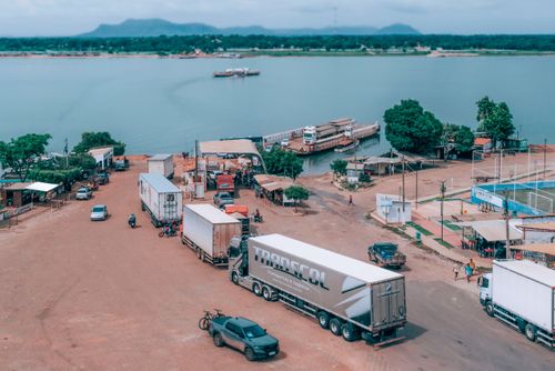 Vista de drone de veículos aguradando balsa para travessia entre os municípios de Carolina no Maranhão e Fi