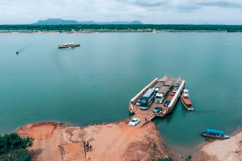 Vista de drone de balsa que faz a travessia entre os municípios de Carolina no Maranhão e Filadélfia no Toc