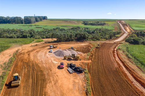 Vista de drone de obra viária para pavimentação asfáltica da estrada estadual MT-403