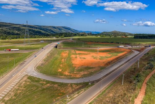 Vista de drone do trevo da rodovia BR-364 com a BR-070