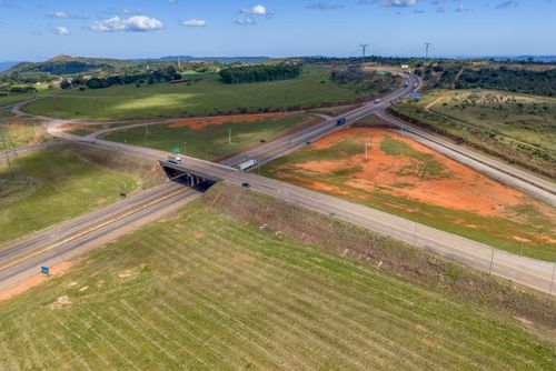 Vista de drone do trevo da rodovia BR-364 com a BR-070