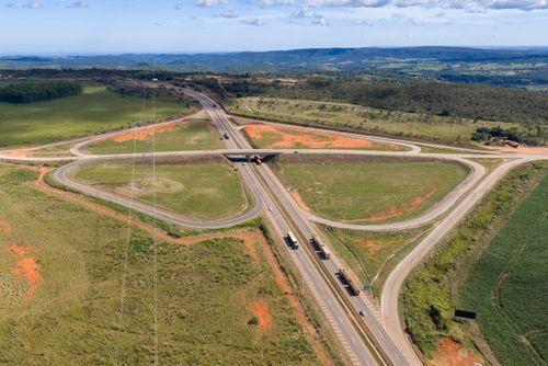 Vista de drone do trevo da rodovia BR-364 com a BR-070