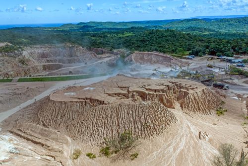 Vista de drone de pedreira de granito. Na frente o rejeito pó de pedra resultante da britagem
