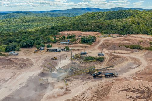 Vista de drone de pedreira de granito m atividade
