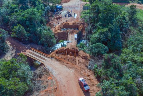 Vista de drone de construção de cabeceiras de ponte de concreto na estrada estadual MT-515 - à direita pont