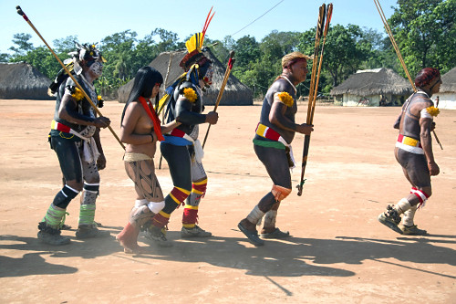 Indígenas da etnia Kuikuro da Aldeia Ipatse durante o Jawari ritual ...