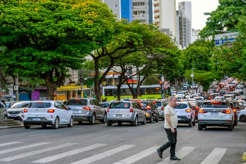 Pedestre atravessando faixa e trânsito congestionado na Avenida Bias Fortes