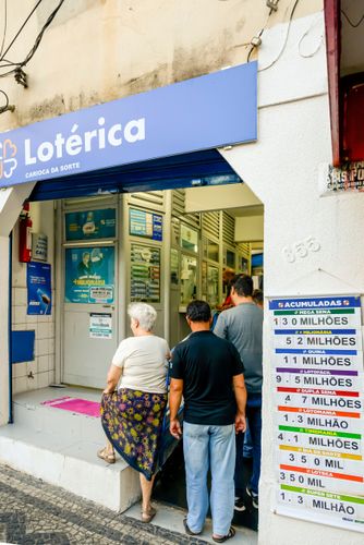 Pessoas aguardando atendimento em casa lotérica