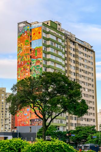 Edifício com empena grafitada na Praça Raul Soares 