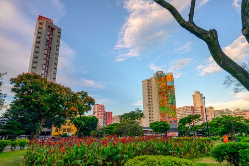 Edifícios na Praça Raul Soares e