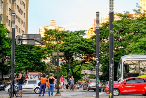 Pedestres aguardando travessia em cruzamento da Avenida Amazonas