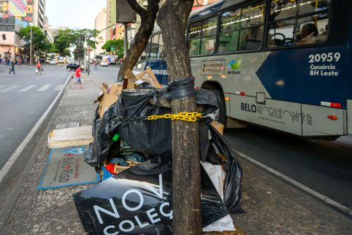 Barraca e pertences de morador de rua presos com corrente