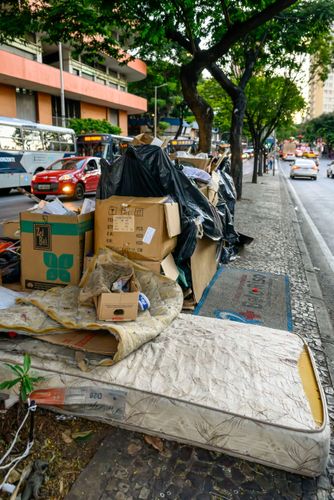 Barraca e pertences de morador de rua na calçada