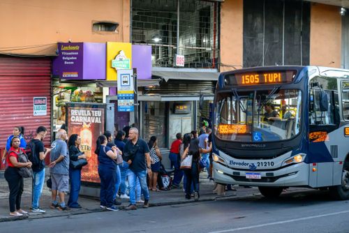 Ponto de ônibus na Avenida Amazonas