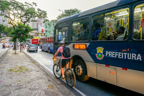 Ciclista disputando espaço com ônibus na Avenida Amazonas por ausência de ciclofaixa