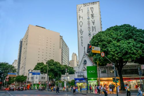Pedestres no cruzamento da Avenida Amazonas com Rua Carijós