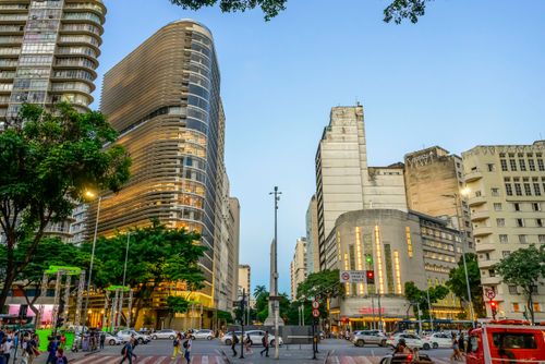 Praça Sete de Setembro cruzamento avenidas Amazonas e Afonso - Penna Cine Theatro Brasil Valloure à direita 