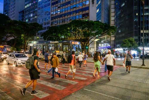 Pedestres atravessado na faixa da Praça Sete de Setembro