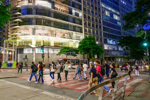 Pedestres atravessado na faixa da Praça Sete de Setembro