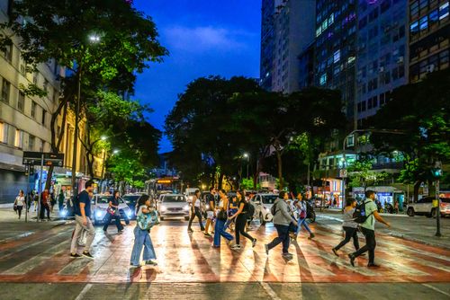 Pedestres atravessado na faixa da Praça Sete de Setembro