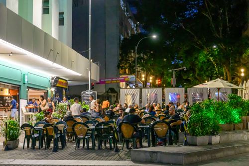 Restaurante com cadeiras no calçadão na Praça 7 de Setembro