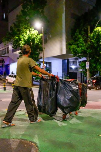 Catador de recicláveis com carrinho de supermercado