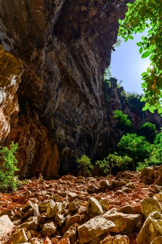 Trilha para a Gruta do Janelão - Parque Nacional Cavernas do Peruaçu - transição dos biomas caatinga e cer