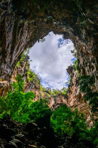 Claraboia formada por desabamento na Gruta do Janelão - Parque Nacional Cavernas do Peruaçu - transição do