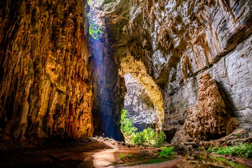 Raio de sol entrando na Gruta do Janelão - Parque Nacional Cavernas do Peruaçu - transição dos biomas caat