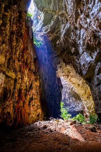 Raio de sol entrando na Gruta do Janelão - Parque Nacional Cavernas do Peruaçu - transição dos biomas caat