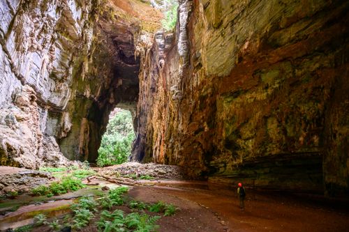 Trilha para a Gruta do Janelão - Parque Nacional Cavernas do Peruaçu - transição dos biomas caatinga e cer