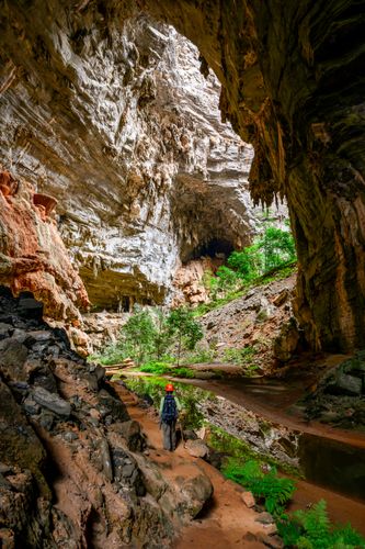 Pessoa na trilha para a Gruta do Janelão - Parque Nacional Cavernas do Peruaçu - transição dos biomas caat