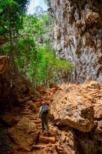 Pessoa na trilha para a Gruta do Janelão - Parque Nacional Cavernas do Peruaçu - transição dos biomas caat