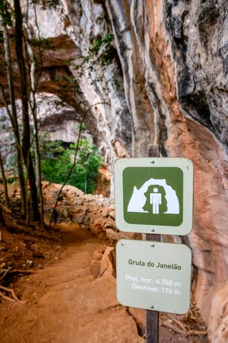 Placa da Gruta do Janelão - Parque Nacional Cavernas do Peruaçu - transição dos biomas caatinga e cerrado