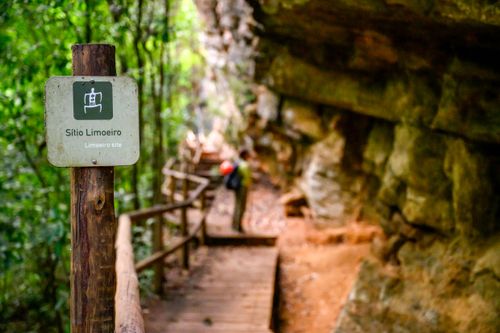 Placa na trilha para a Lapa dos Desenhos - Parque Nacional Cavernas do Peruaçu - Mosaico Sertão Veredas-Peru