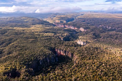 Vista de drone de formações rochosas de calcário e relevo cárstico , floresta estacional semi decidual no 