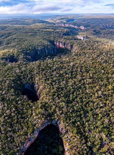 Vista de drone de formações rochosas de calcário e relevo cárstico , floresta estacional semi decidual no 