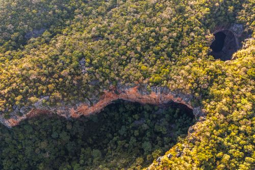 Vista de drone de formações rochosas de calcário e relevo cárstico , floresta estacional semi decidual e m