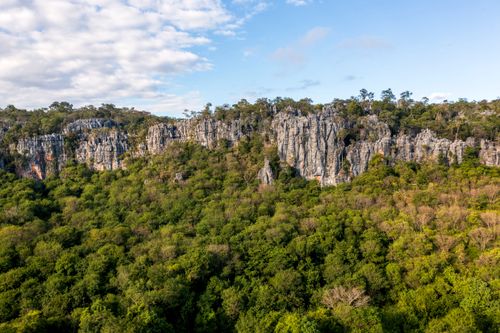 Vista de drone de formações rochosas de calcário - floresta estacional semi decidual - Parque Nacional Cave