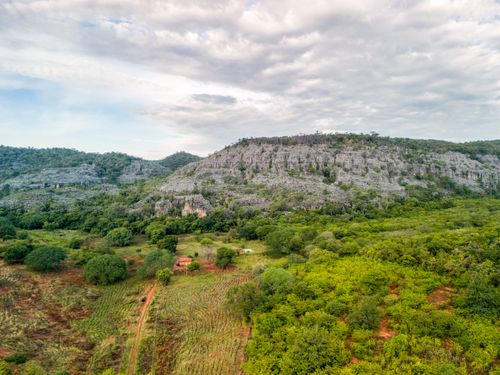 Vista de drone de formações rochosas no Parque Nacional Cavernas do Peruaçu - transição dos biomas caatin