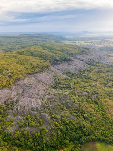 Vista de drone de formação rochosa no Parque Nacional Cavernas do Peruaçu - transição dos biomas caatinga