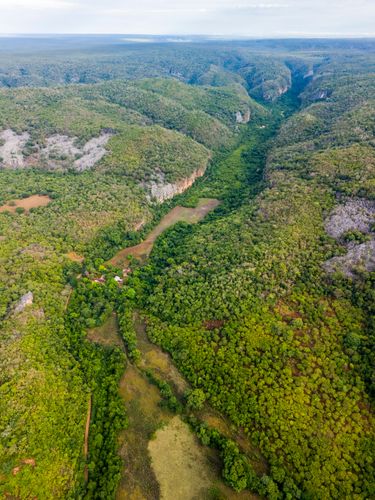 Vista de drone do Parque Nacional Cavernas do Peruaçu - transição dos biomas caatinga e cerrado - Mosaico S